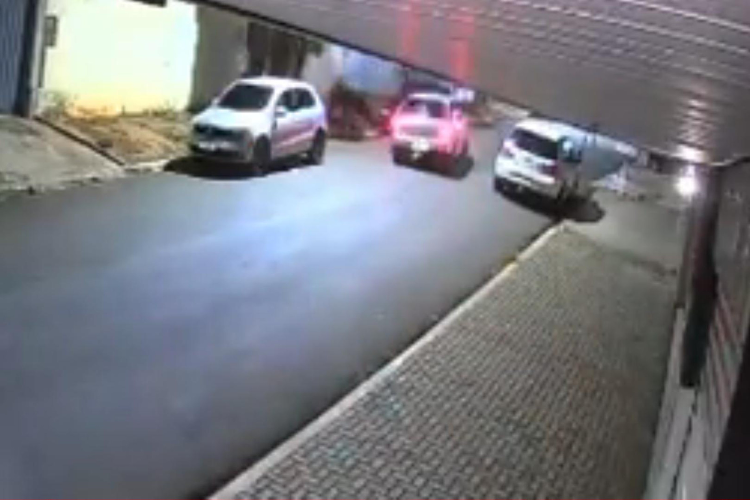 Motorista bêbado perde o controle do carro, atropela pedestres na calçada e é preso no PR