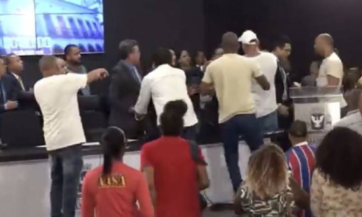 Câmara de Salvador aprova reajuste para servidores em sessão marcada por confusão e agressões; professores mantém greve