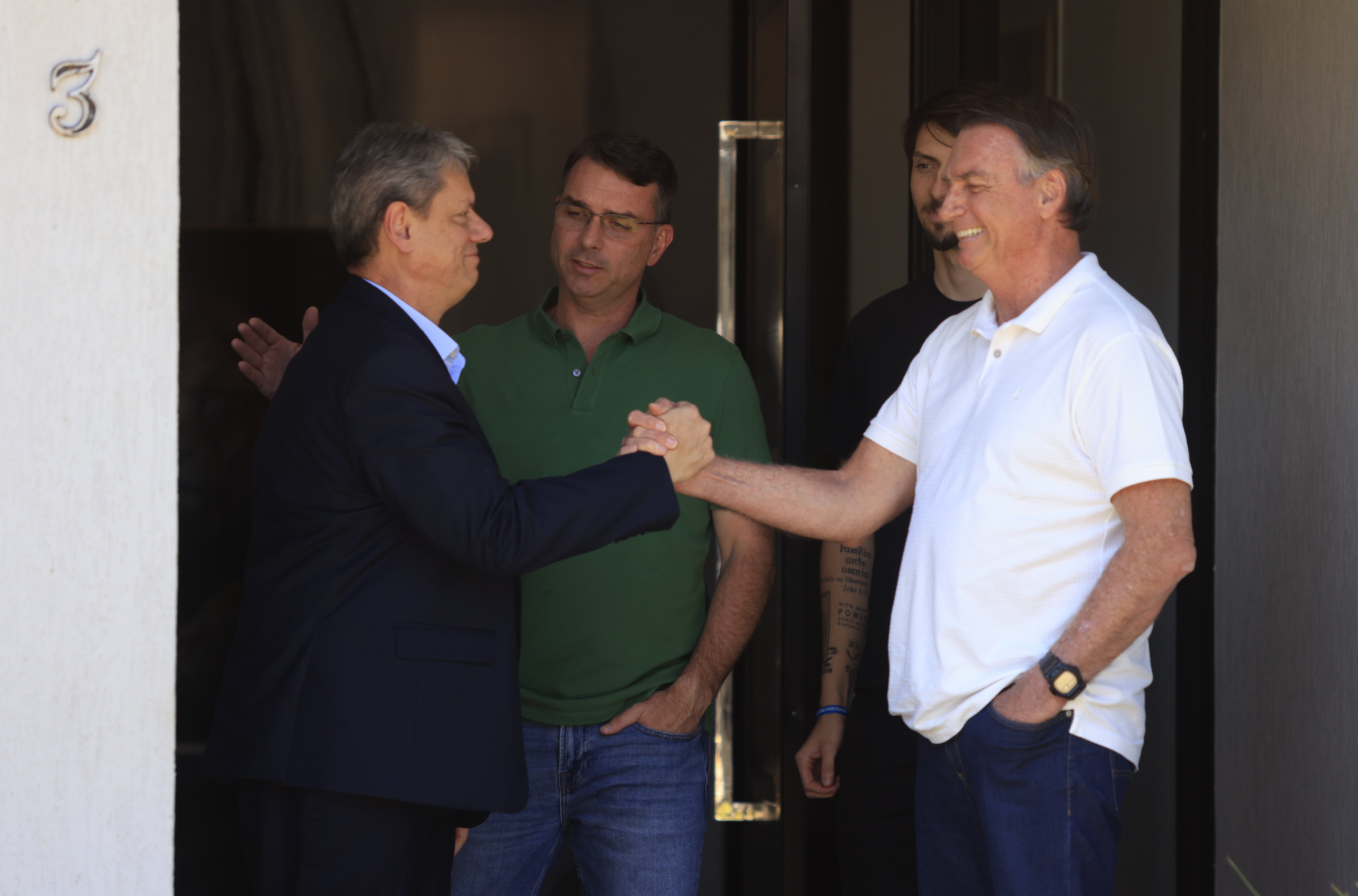 Tarcísio visitou Bolsonaro no horário da posse de Fachin por decisão de Moraes, diz defesa