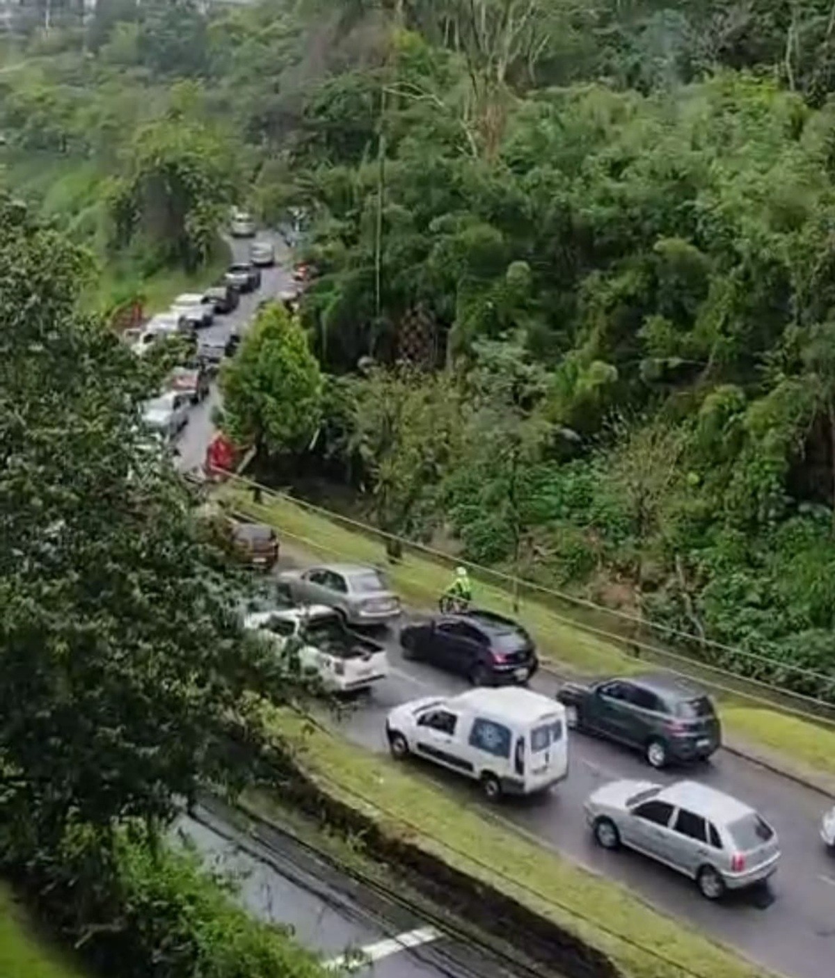 Interdição sem aviso causa transtornos em uma das principais avenidas de Petrópolis