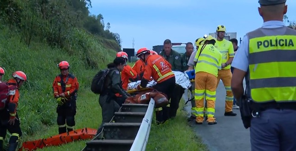 Sobrevivente  resgatada aps queda de helicptero em Caieiras, na Grande SP  Foto: Reproduo/TV Globo