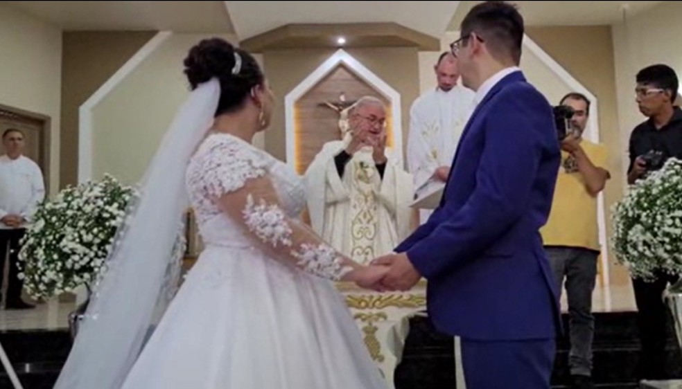Casal de surdos casa-se com cerimônia em Libras realizada por padre também surdo — Foto: Reprodução RPC