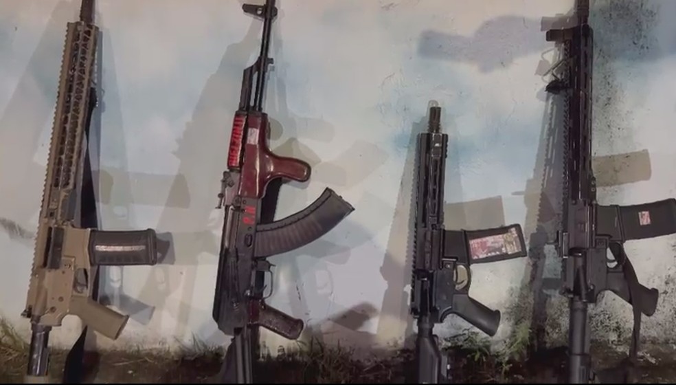 Fuzis apreendidos pela Polícia Militar em operação conjunta com a Polícia Civil na manhã desta sexta-feira (10) no Rio — Foto: Divulgação/ Polícia Militar