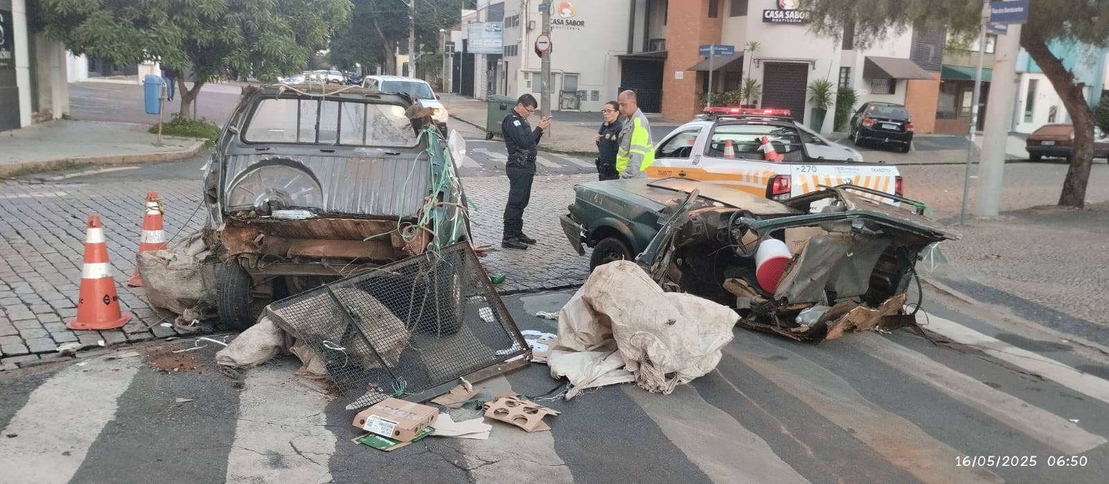 Carro se divide ao meio após colisão com caminhão, e motorista sai sem ferimentos em Campinas