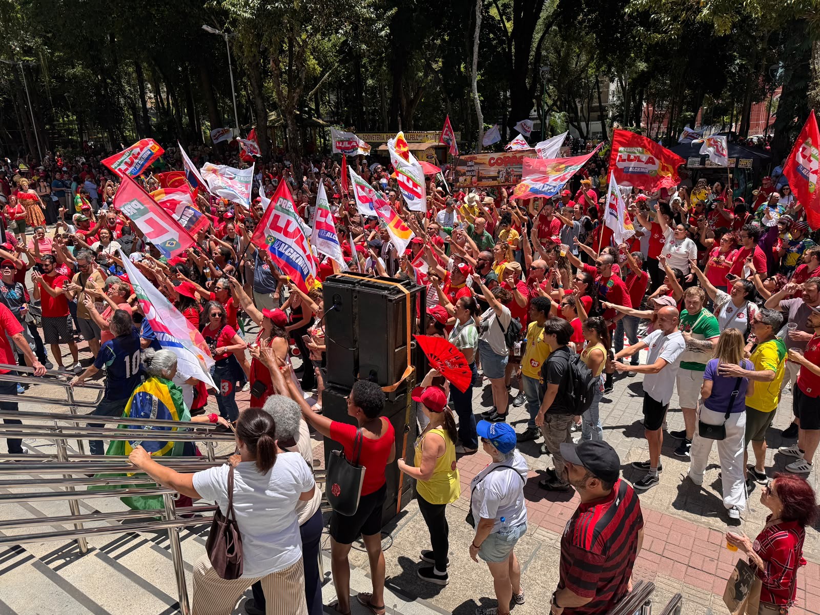 Ato pró-Lula reúne apoiadores no Centro de Juiz de Fora na véspera do segundo turno
