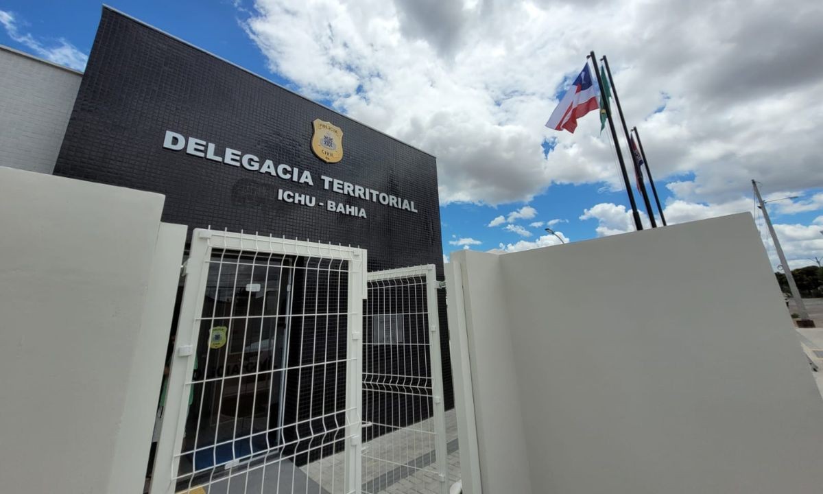 Idoso preso por ameaça ataca companheira com foice oito horas após pagar fiança e deixar prisão no interior da Bahia