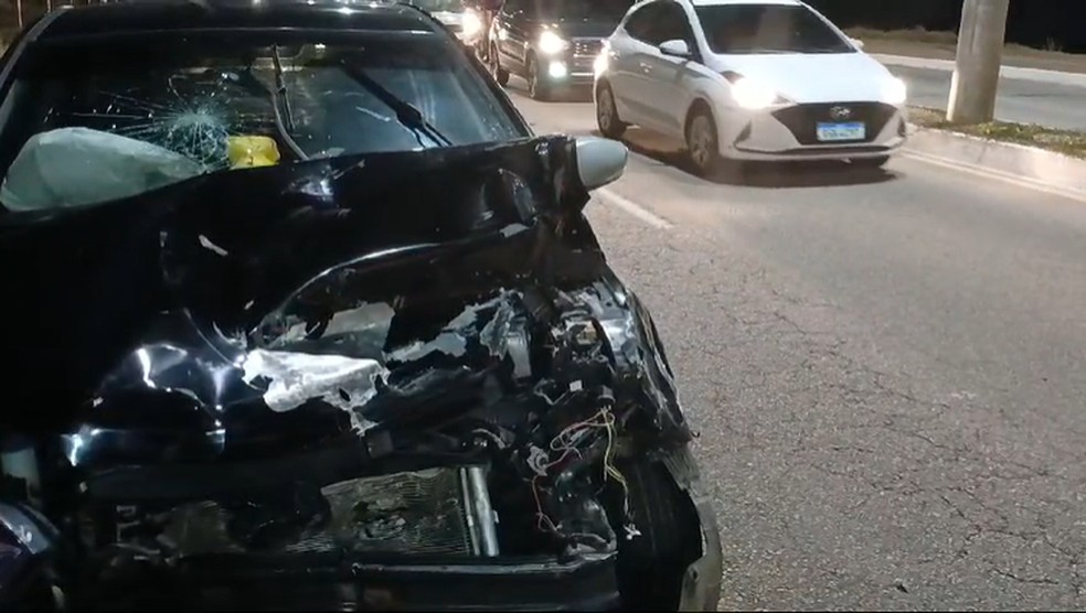 Carro colidiu na Via Costeira — Foto: Brunno Rocha/Inter TV Cabugi