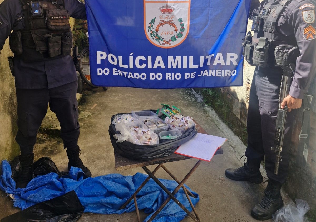 Polícia prende dupla com quase 600 porções de drogas em Angra dos Reis