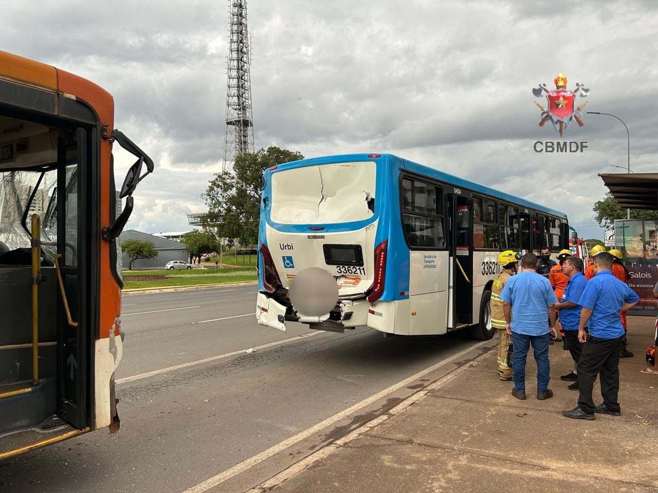 Cinco pessoas ficam feridas após batida entre dois ônibus no Eixo Monumental, em Brasília