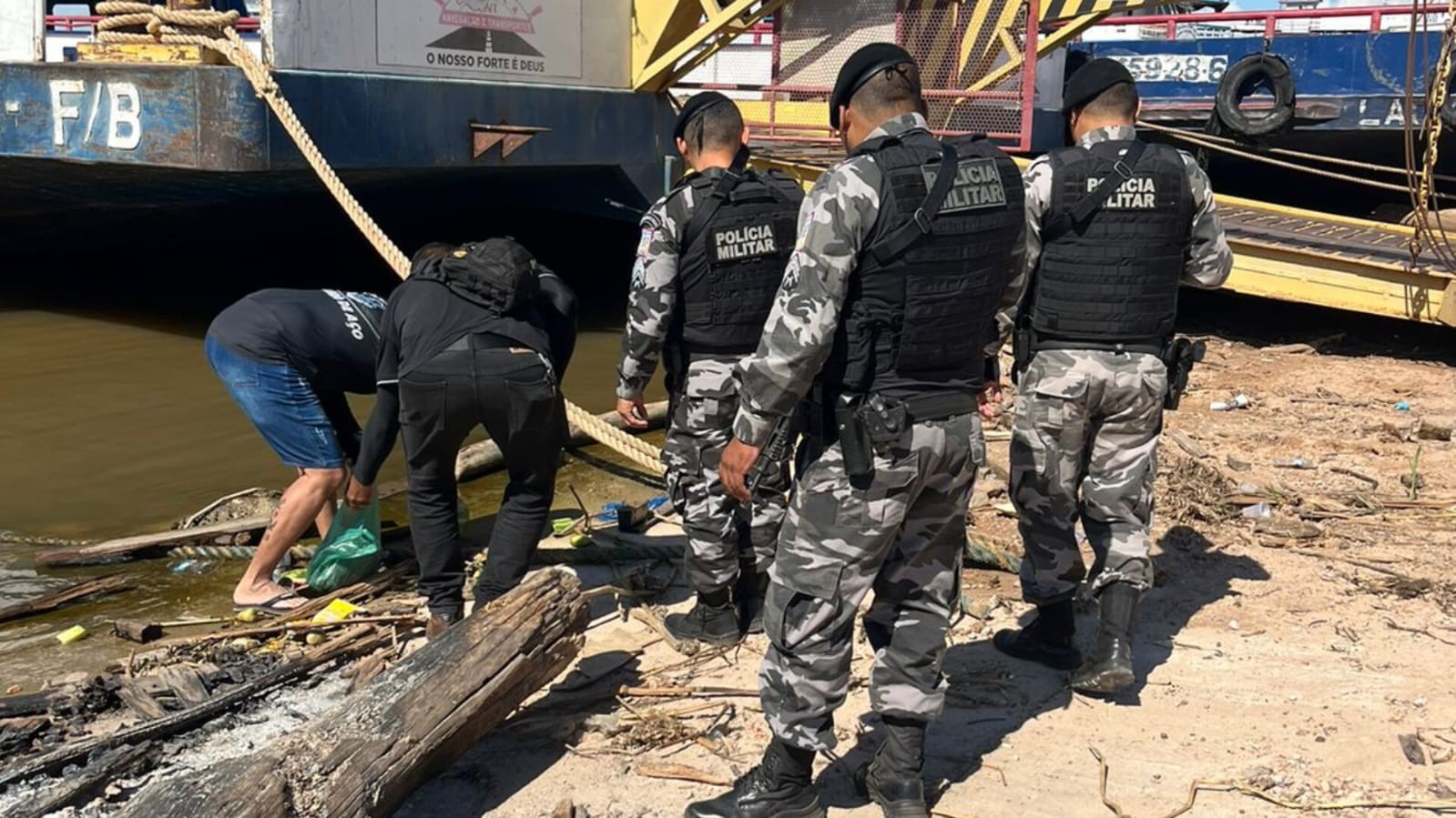 Pacotes de drogas são encontrados boiando no Rio Tapajós no porto do DER em Santarém 