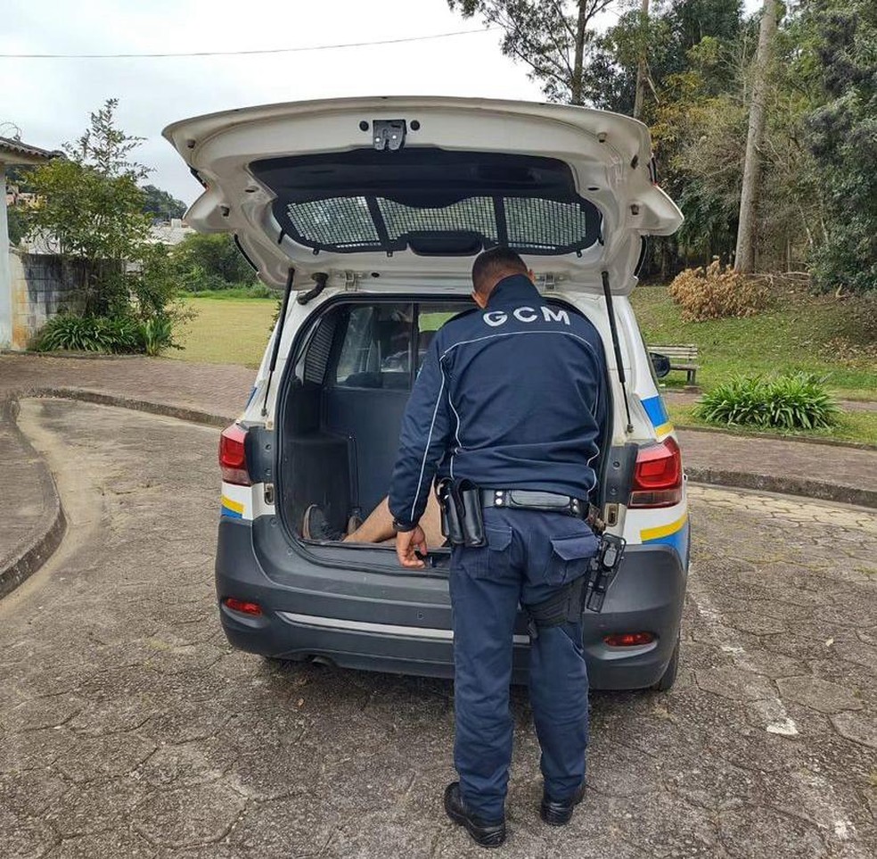 Vigilante, de 35 anos, suspeito de dar 17 facadas na companheira, em Apiaí, foi preso — Foto: GCM de Apiaí/Divulgação