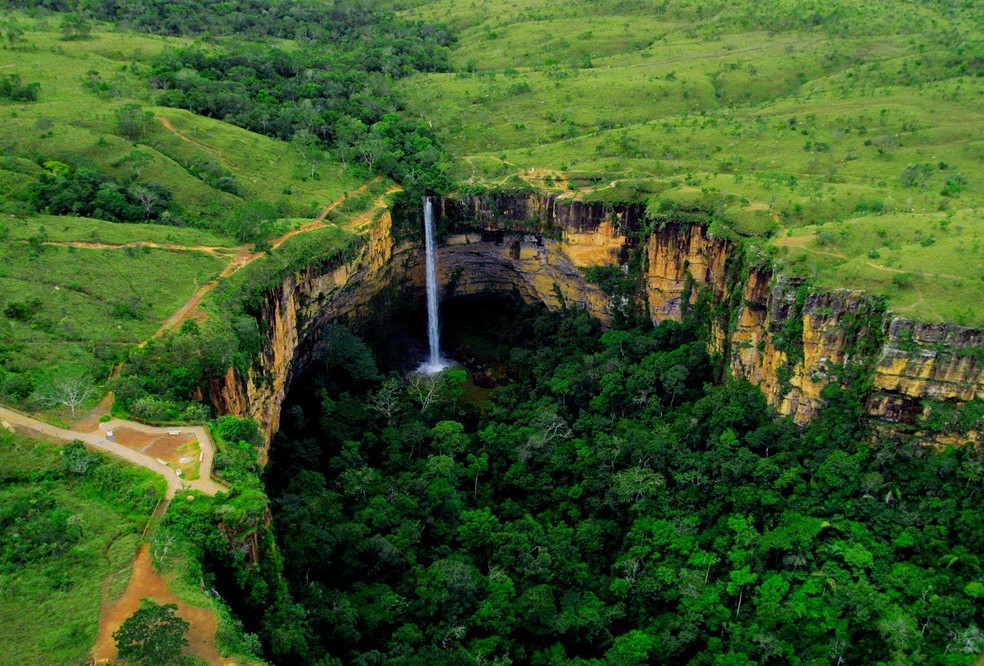 Vista aérea da cachoeira véu de noiva na Chapada dos Guimarães — Foto: Secom-MT
