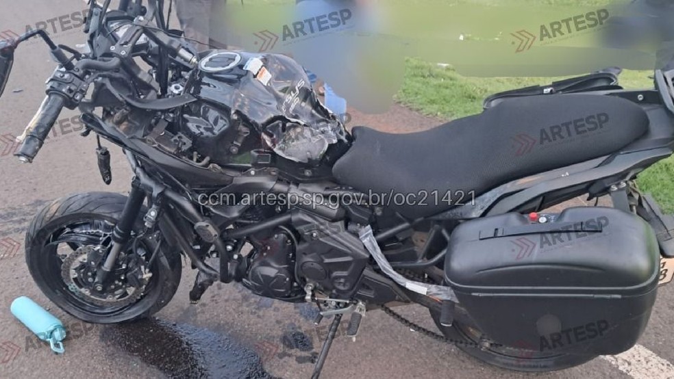 1 de 2
Uma das pessoas que estava na motocicleta n&atilde;o resistiu e morreu no local ap&oacute;s acidente em Paragua&ccedil;u Paulista (SP) &mdash; Foto: Portal CCM &mdash; ARTESP (ccm.artesp.sp.gov.br)