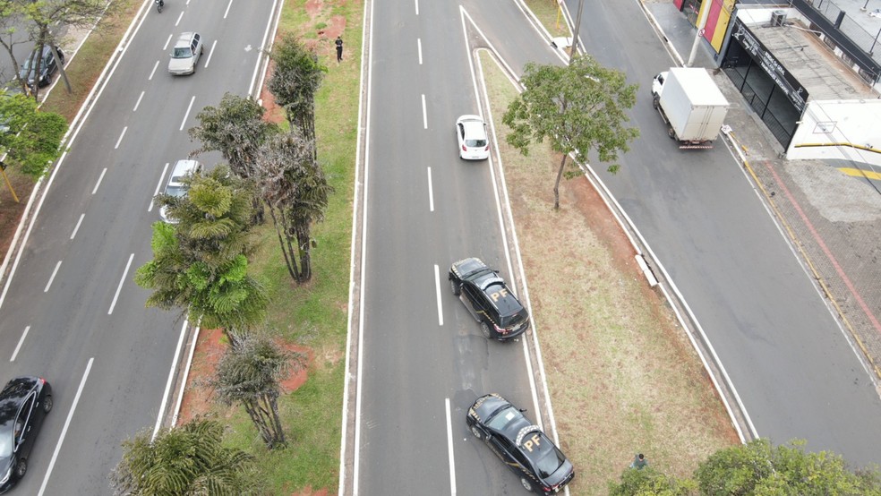 3 de 3
A Pol&iacute;cia Federal realizou per&iacute;cia na Avenida Na&ccedil;&otilde;es Unidas, na segunda-feira (26) na Avenida Na&ccedil;&otilde;es Unidas ap&oacute;s mulher ser atingida por um tiro durante o ato pr&oacute;-Lula &mdash; Foto: Pol&iacute;cia Federal/Divulga&ccedil;&atilde;o