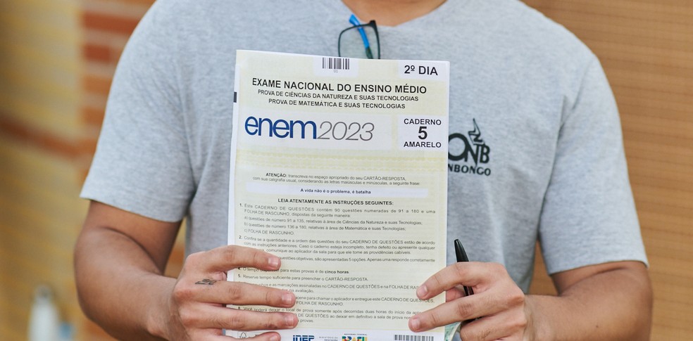 Resultado do Enem 2023 já está disponível. Na imagem, candidato mostra prova do 2º dia. — Foto: Érico Andrade/g1
