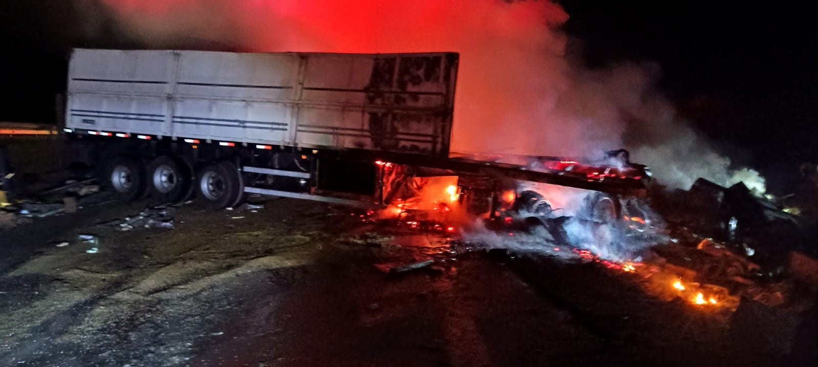 Três pessoas morrem carbonizadas em acidente entre duas carretas na BR-381, em MG