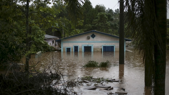 Em menos de 1 ano, 4 tragédias climáticas mataram mais de 100 no RS - Foto: (Anselmo Cunha / AFP)