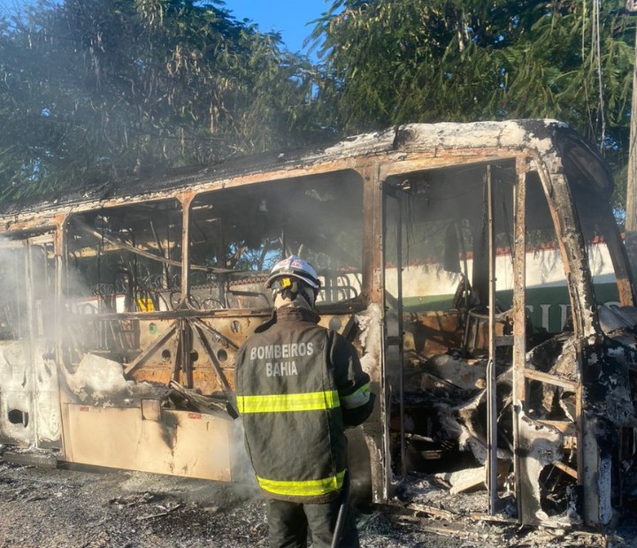 Ônibus são incendiados no extremo sul da BA; ação criminosa teria sido vingança por morte de suspeito