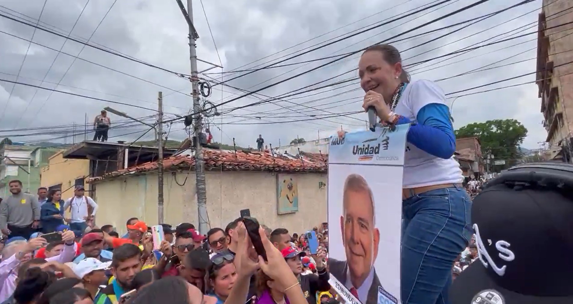 Oposição venezuelana recorre a pôster para apresentar aos eleitores candidato desconhecido que desafiará Maduro