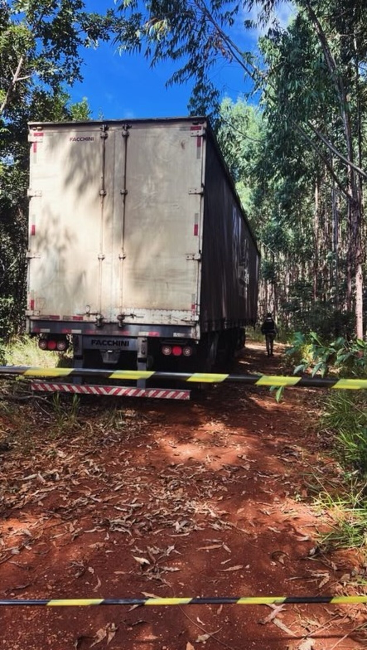 Semirreboque furtado em Contagem é encontrado na zona rural de Curvelo 