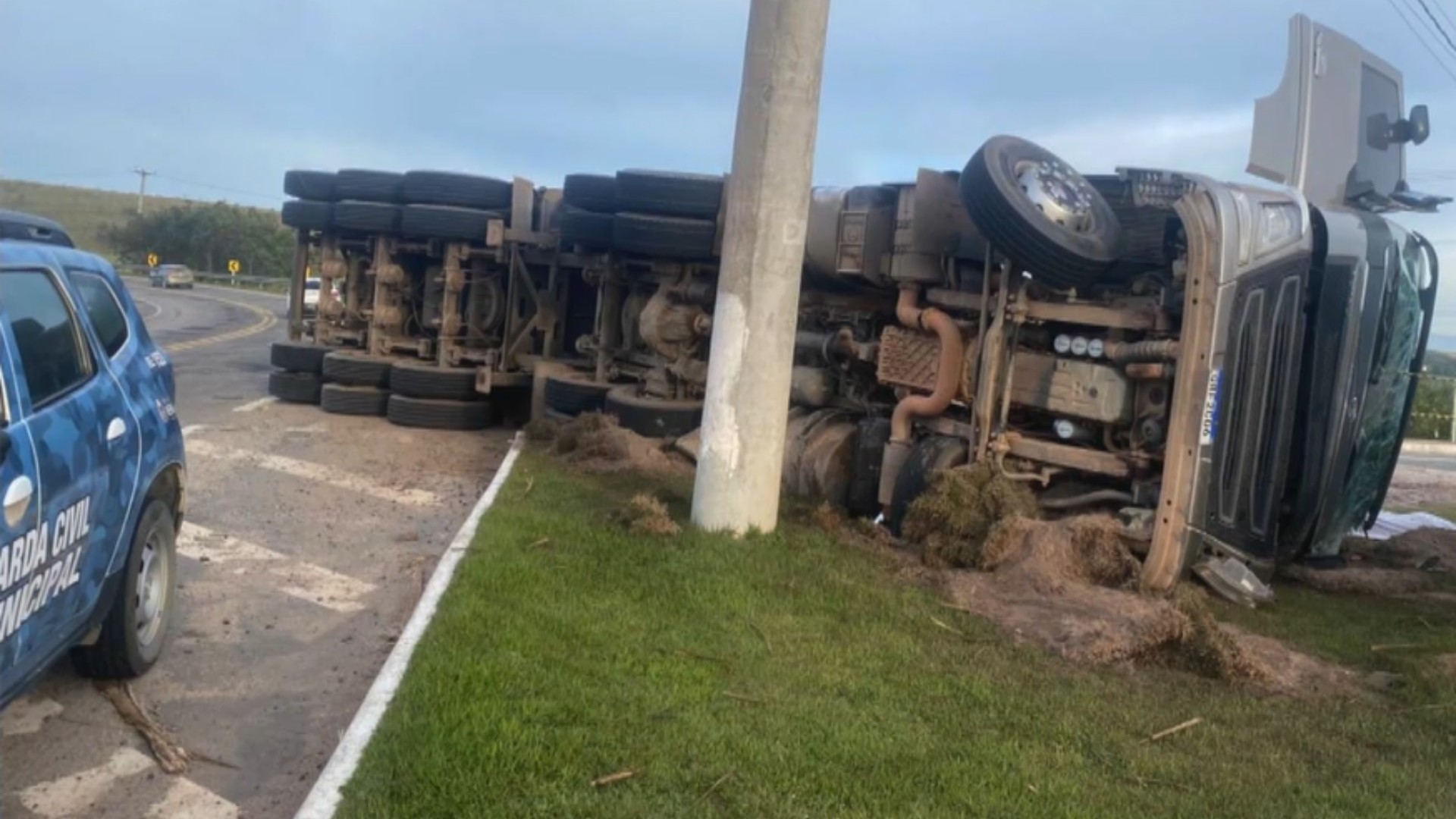 Homem pega carona na estrada e morre após caminhão em que estava tombar em rodovia no Sul do ES