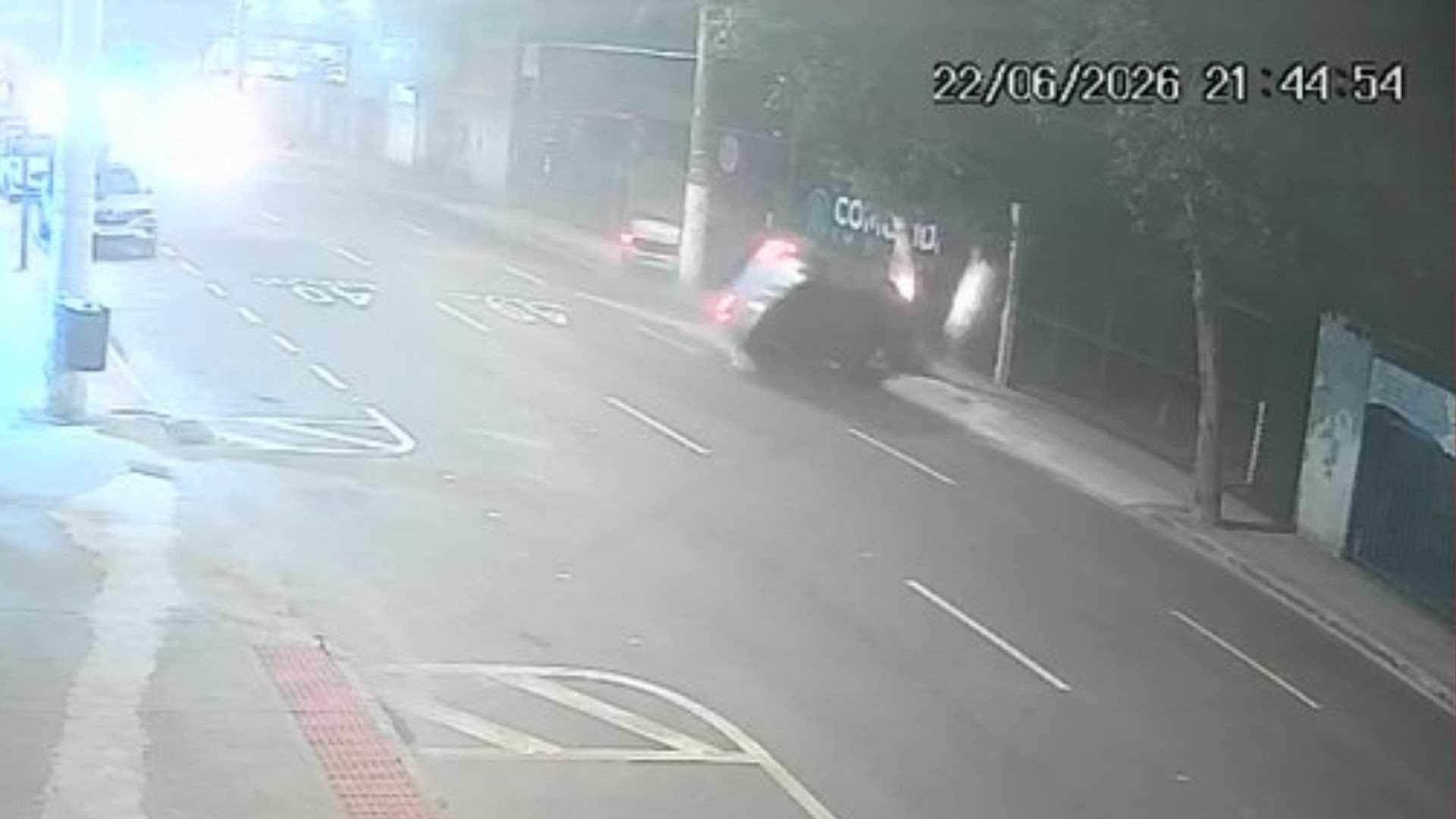VÍDEO: carro capota após batida entre veículos em Vila Velha; motorista nega bafômetro