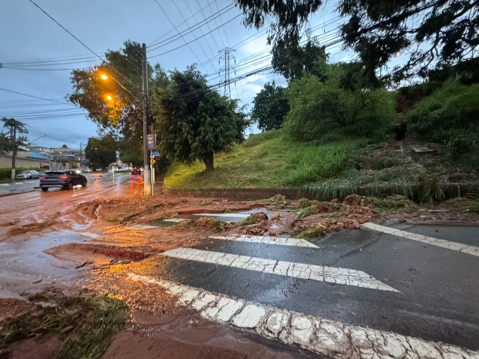 Defesa Civil mantém alerta para alagamentos e chuva forte em Jundiaí; todos os rios da cidade estão no limite do volume
