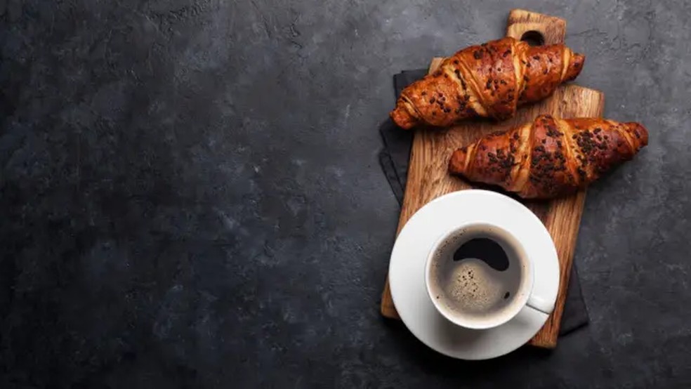 Pesquisas recentes demonstraram que o consumo de café pode trazer benefícios à saúde, ao contrário do que se acreditava no passado — Foto: Getty Images via BBC