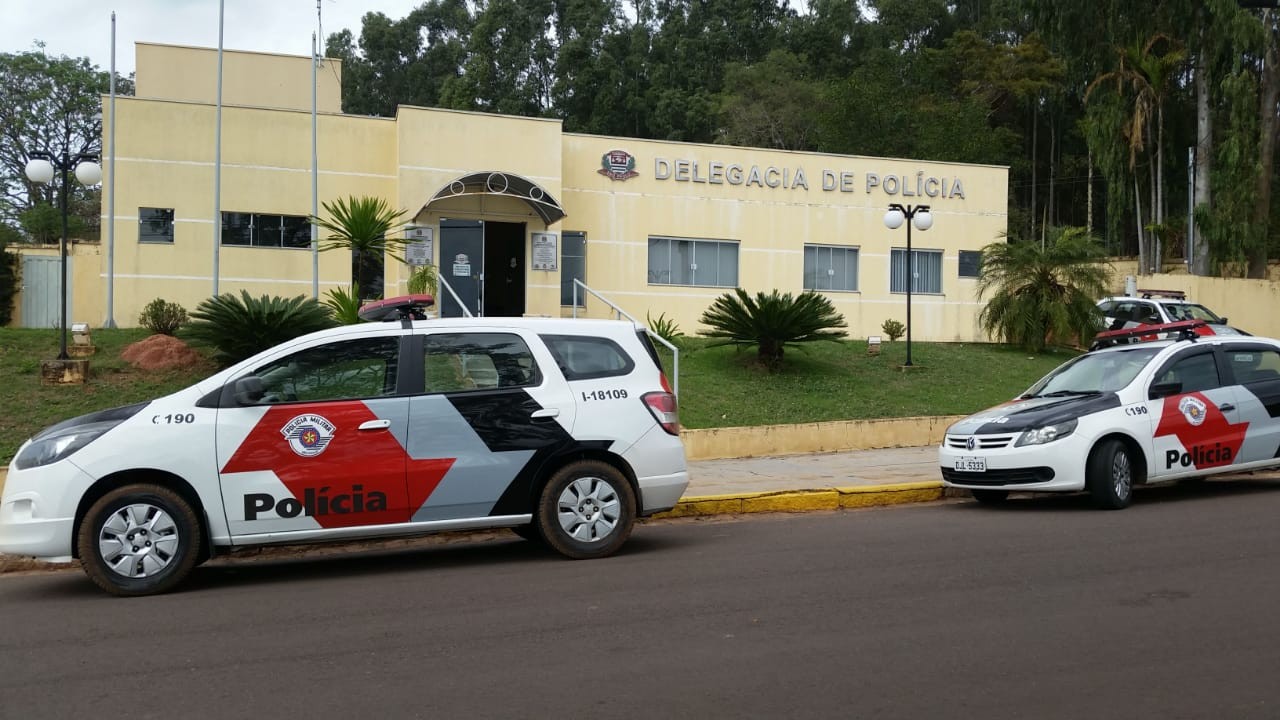 Uma mulher e o filho tem carro apreendido por sinais de adulteração nas placas e no chassi, em Indiana