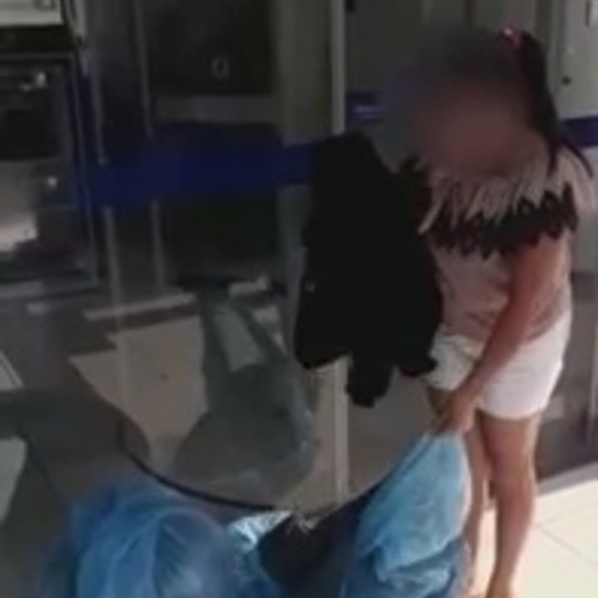 Vídeo de mulher traída deixando roupas do marido em banco no AC viraliza:  ‘cheguei no meu