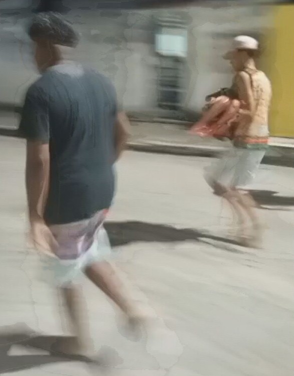 Criança de 5 anos e quatro mulheres são baleadas na rua durante ensaio de carnaval; VÍDEO