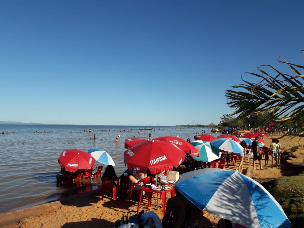 Banhistas curtam praia em Luzimangues, distrito de Porto Nacional — Foto: William Ricardo/TV Anhanguera