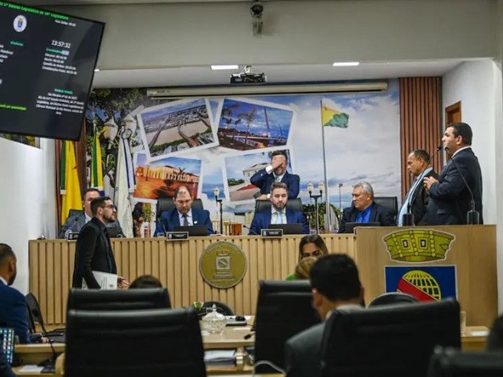 Garis dispensados no Natal e Ano Novo, alunos na Nasa e mais: veja projetos aprovados e rejeitados pelos vereadores de Rio Branco
