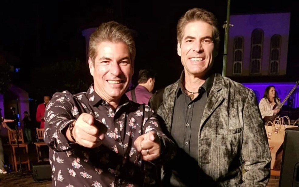 Mauricio chora em despedida a irmão gêmeo com quem fazia dupla | G1