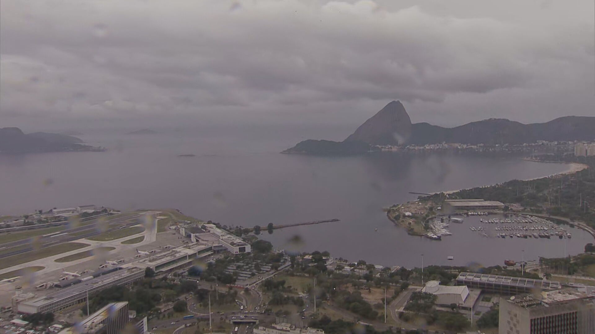 Mudança de tempo e nebulosidade sobre a paisagem do Rio de Janeiro