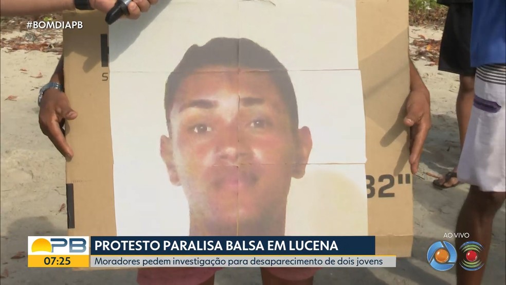 Moradores fecham balsa entre Lucena e Cabedelo em protesto contra desaparecimento de Diego dos Santos &mdash; Foto: Reprodu&ccedil;&atilde;o/TV Cabo Branco