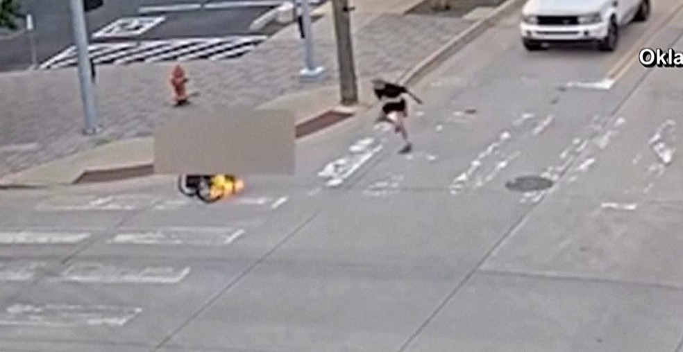 VÍDEO: homem ataca cadeirante com coquetel molotov nos EUA — Foto: Departamento de Polícia de Oklahoma/NBC