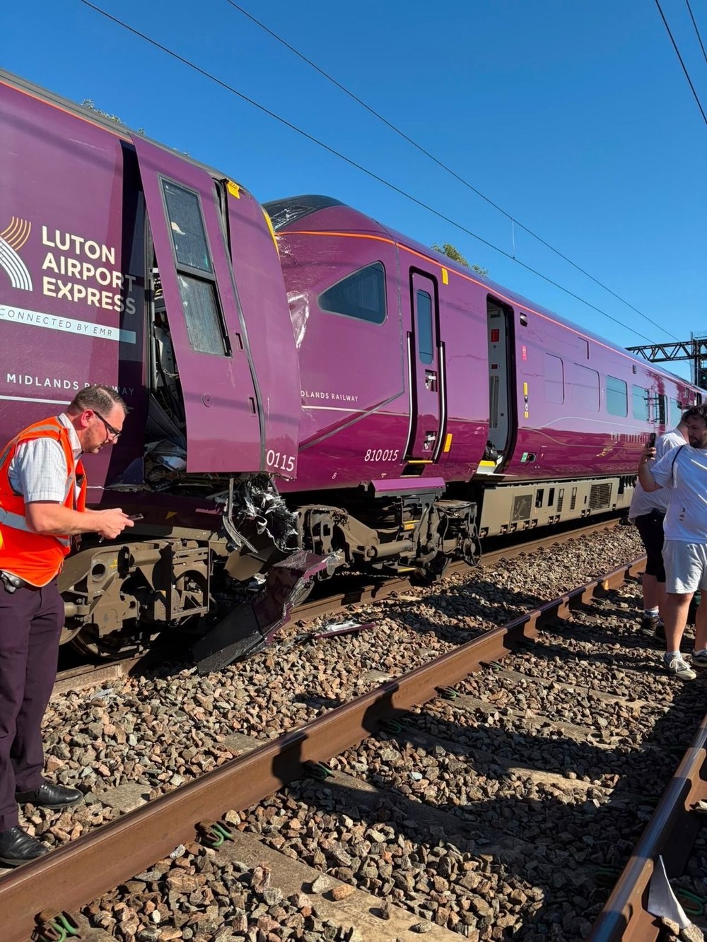 Colisão entre dois trens deixa feridos e interrompe serviços ferroviários em Bedfordshire