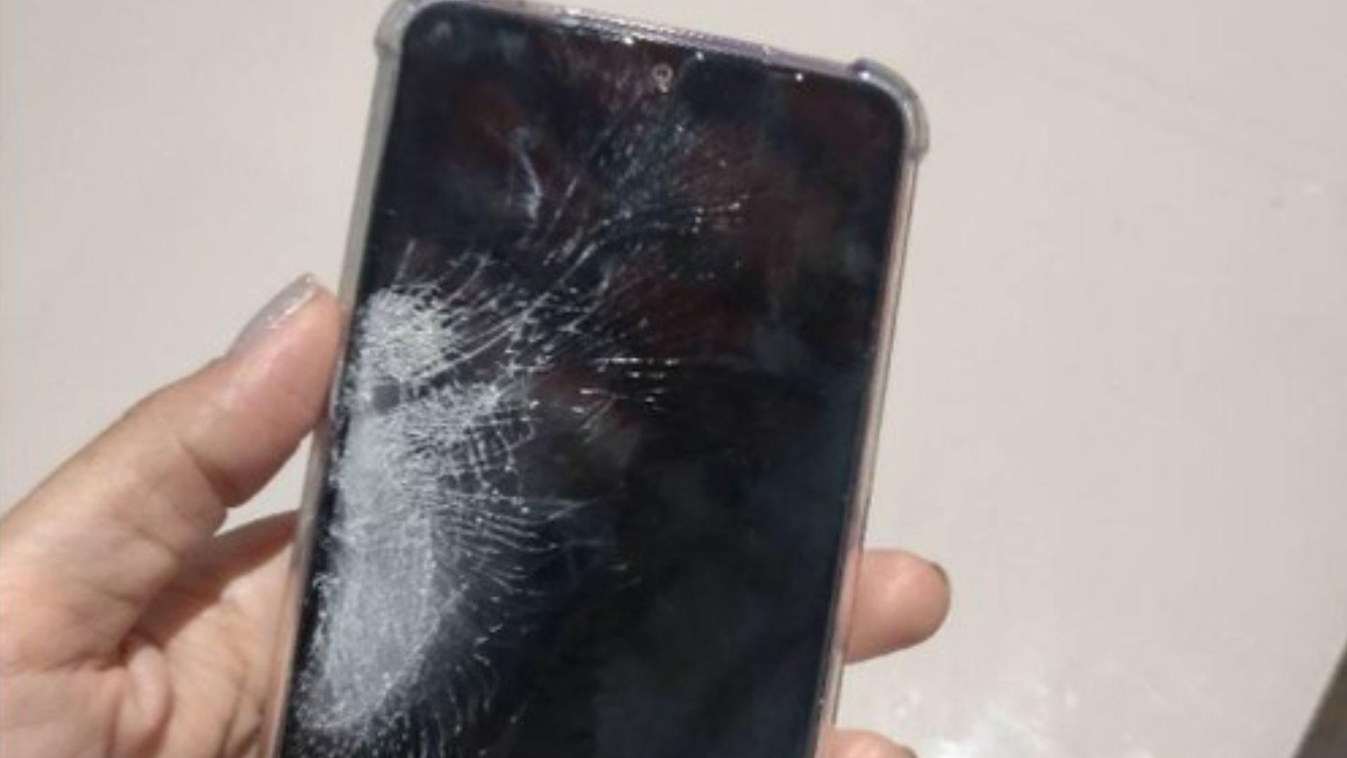 Mulher é agredida e tem celular quebrado pelo marido ao tentar pedir socorro à polícia em MG