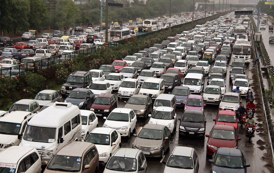 Índia oferece mais de R$ 5 mil para donos de carros antigos trocarem por elétricos