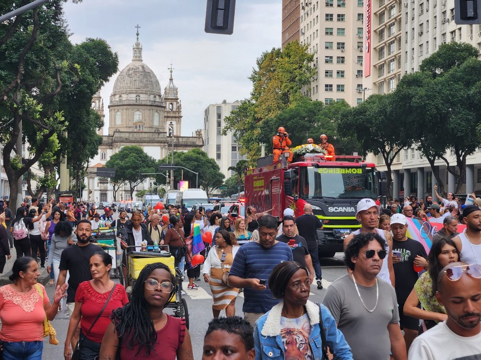Cortejo do corpo de Preta Gil na Av. Presidente Vargas, com a Candelária ao fundo — Foto: Raoni Alves/g1