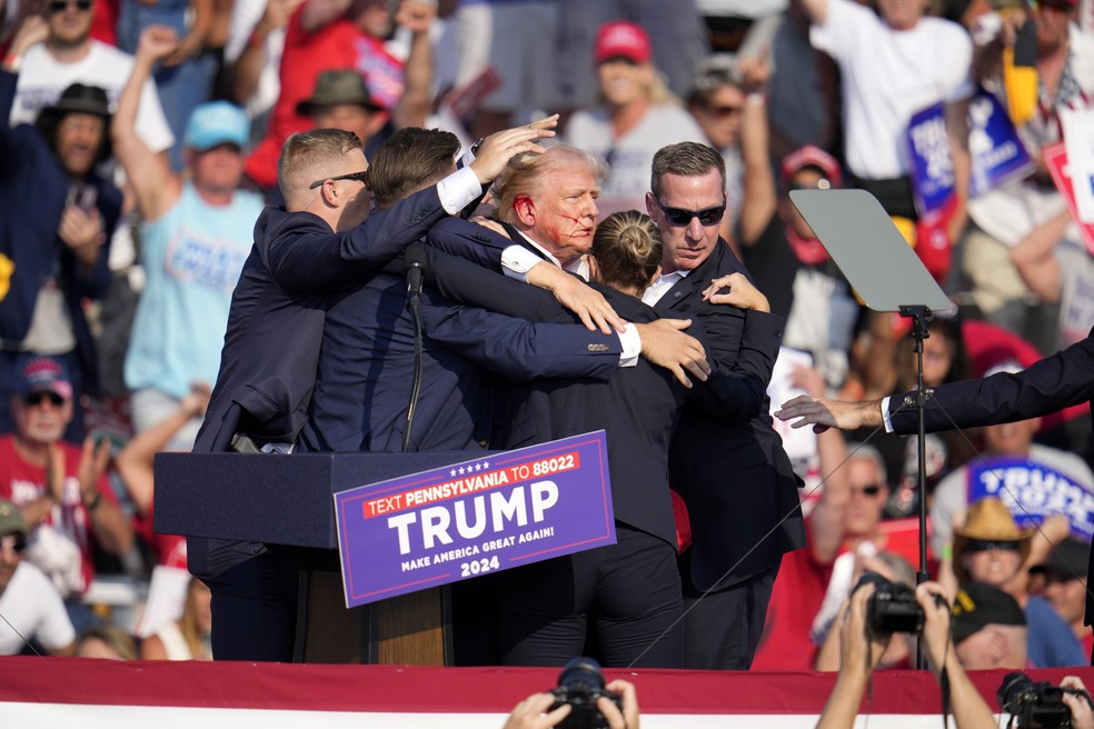 Seguranças retiram Donald Trump de comício após sons de tiros no local — Foto: AP Photo/Gene J. Puskar