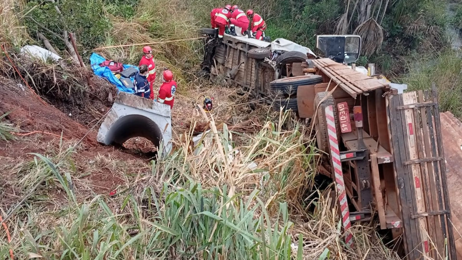 Acidente com carretas, caminhão e van bloqueia parcialmente a BR-153 em Prata
