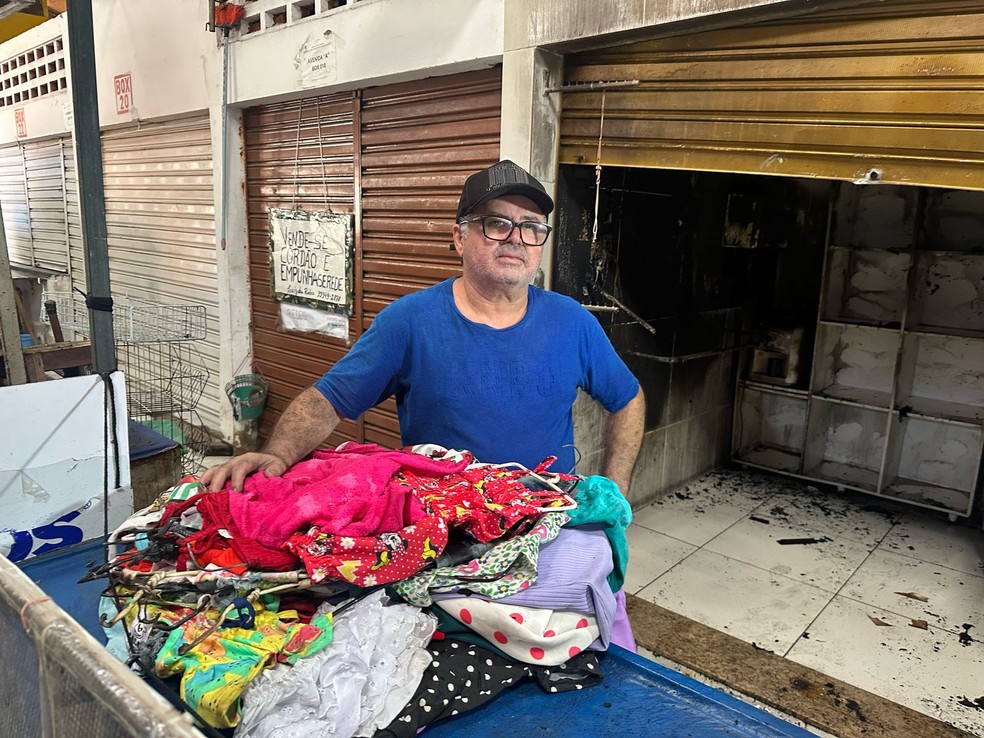 Comerciante foi avisado do incêndio na noite de domingo (16) em Mossoró — Foto: Iara Nóbrega/Inter TV Costa Branca