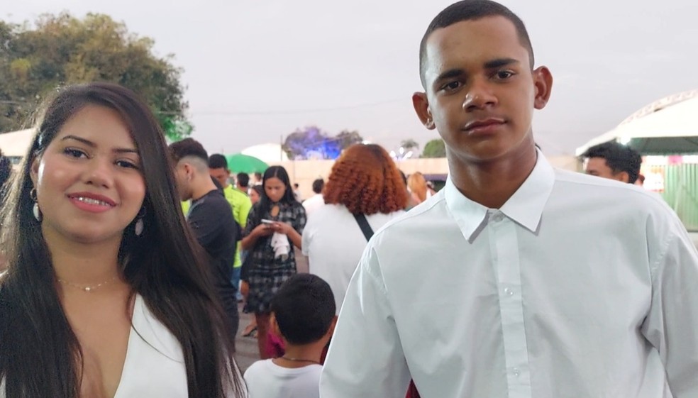 José Jucier, de 17 anos, e Adriele Ferreira, de 20, formaram o casal mais nova a oficializar a união — Foto: Melícia Moura/Rádio CBN Rio Branco