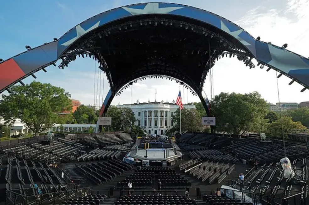 A arena montada no jardim da Casa Branca para a luta de UFC neste domingo (14) &mdash; Foto: Getty Images
