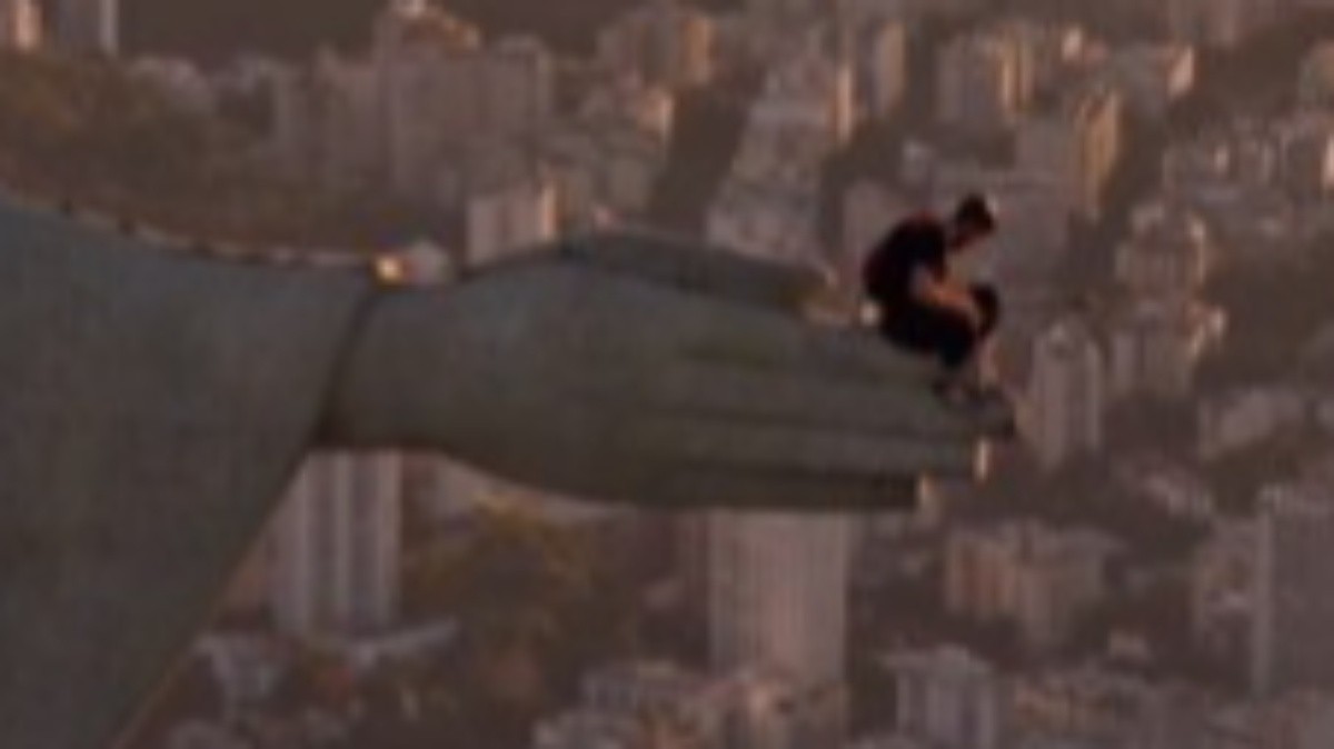 Homem invade o Cristo Redentor e salta de paraquedas da mão do monumento; polícia investiga