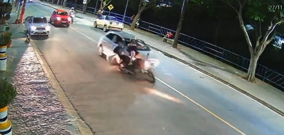Motociclista é atingido por carro enquanto estava parado em avenida de Muriaé — Foto: Reprodução