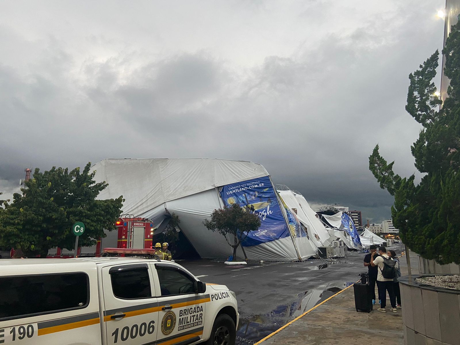 Estrutura de exposição em estacionamento de shopping desaba após temporal em Caxias do Sul; 12 pessoas ficaram feridas 