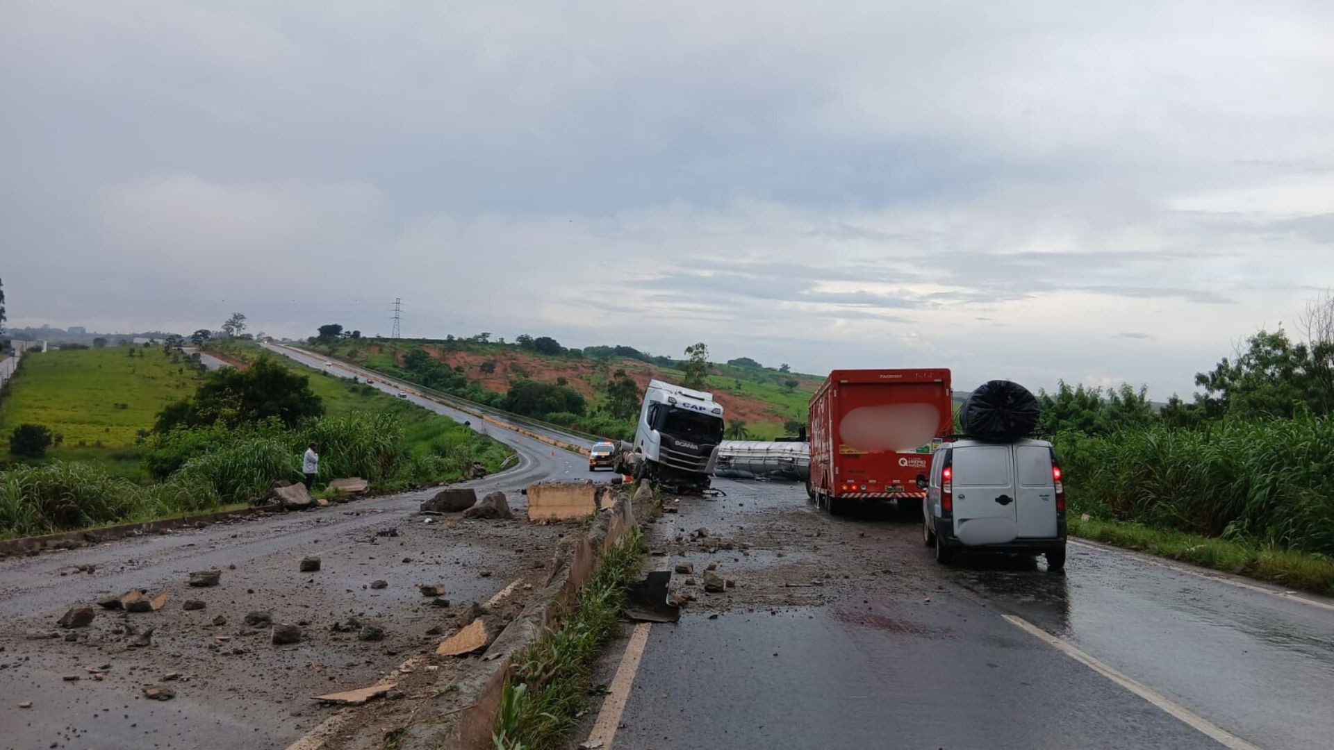Carreta-tanque tomba e fica 'partida ao meio' na BR-352 entre Patos e Lagoa Formosa